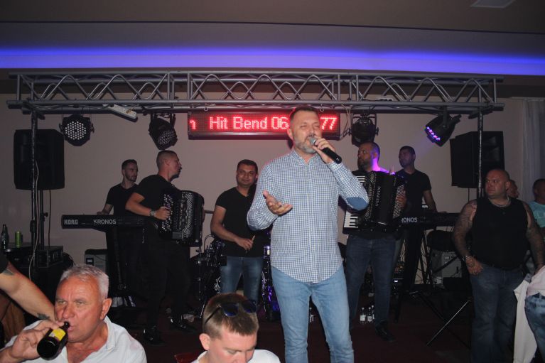 Gostovanje , " Neša Manojlović  &  Hit bend " .